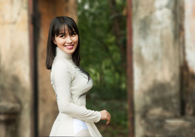 白いアオザイを着ているベトナム人女性